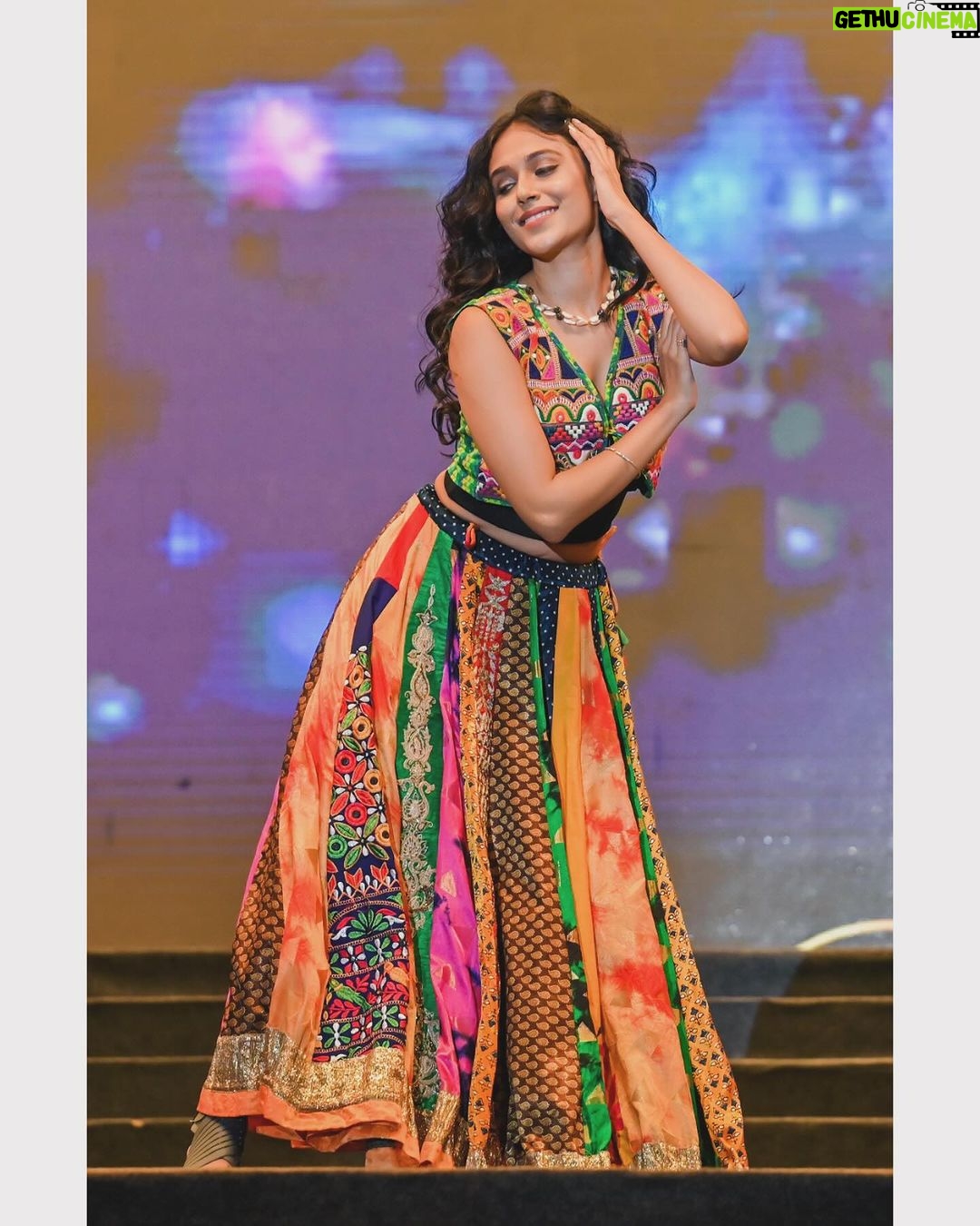 Riyaa Subodh Instagram - Such an honour to receive the 16th Gauravvanta Gujarati award for my contribution as a top model by Gujarat Tourism. @the_bollywood_hub @gujarattourism @ggawardofficial . Red carpet Outfit by @vesture.sk Jewellery by @rianajewellery Makeover by @makeover_by_purvi_shah Performance outfit by @khakobyheenapatel Styled by @khushaliee Assistant stylist @devanshijain16 Nail art by @daisynailstudio RiverFront Ahmedabad