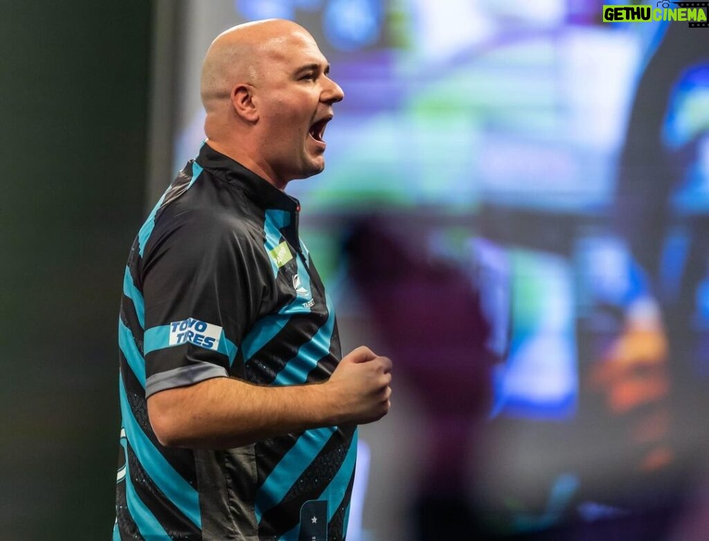 Rob Cross Instagram - Job done. Jonny wasn’t at his best today but I was ruthless and I’m pleased with that. Onto the next one and we keep building. ⚡️ @targetdarts @NamosSolutions @pwrbyfluidity @scott_rbs 📸 @_taylorlanningphotography_