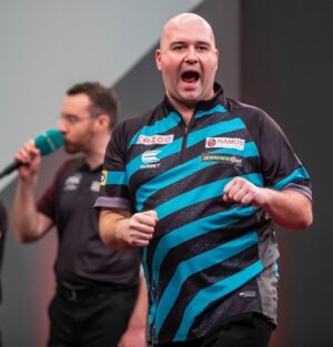 Rob Cross Instagram - HIGH VOLTAGE!⚡️
Rob Cross is into the semi-finals of the Cazoo Masters after a 10-7 win over Michael van Gerwen.
Voltage hit 43% of his doubles and a 96 average.
@targetdarts @NamosSolutions @jenningsbetinfo @scott_rbs 
📸 @_taylorlanningphotography_