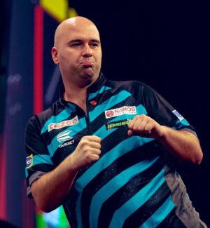 Rob Cross Instagram - ROB DOES JOB! 🇧🇭⚡️
Rob Cross is through to the Bahrain Masters semi-finals after beating Peter Wright 6-5.
Despite suffering from a back injury, Voltage nailed double four to secure the win. 
@targetdarts @NamosSolutions @jenningsbetinfo @scott_rbs 

📸@taylanningpix