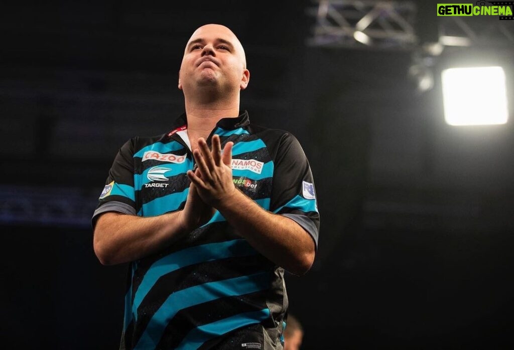 Rob Cross Instagram - VOLTAGE VICTOR ⚡️🇧🇭 Rob Cross cruises through his opening Bahrain Darts Masters clash with a 6-2 win over Nitin Kumar. @targetdarts @NamosSolutions @jenningsbetinfo @scott_rbs 📸 @_taylorlanningphotography_