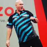 Rob Cross Instagram – HIGH VOLTAGE! ⚡️
Rob is through to the last 16 of the World Championship after beating Mervyn King 4-1.
He hit five 180s, average 99.13 with a 43% checkout success.
@targetdarts @NamosSolutions @jenningsbetinfo @scott_rbs 
📸 @_taylorlanningphotography_