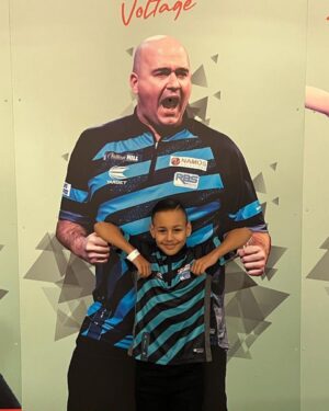 Rob Cross Instagram - Really happy to come through that tough game v @Scottywills180 Not easy playing your good friend & practice partner..Out now having a nice bit of lunch with young Harvey & his dad & Sponsors. TY for all the support..@NamosSolutions @jenningsbetinfo @scott_rbs @targetdarts 🙏🏼