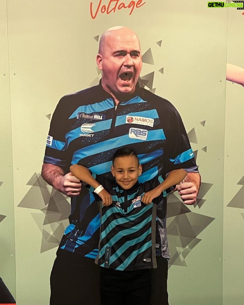 Rob Cross Instagram - Really happy to come through that tough game v @Scottywills180 Not easy playing your good friend & practice partner..Out now having a nice bit of lunch with young Harvey & his dad & Sponsors. TY for all the support..@NamosSolutions @jenningsbetinfo @scott_rbs @targetdarts 🙏🏼