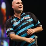 Rob Cross Instagram – Scrappy start but it’s a W. Got away with that one. 
Onto the next and be better tomorrow folks! ⚡️
@targetdarts @NamosSolutions @pwrbyfluidity @scott_rbs 

📸 @_taylorlanningphotography_