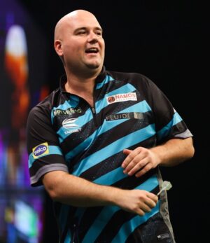 Rob Cross Instagram - Scrappy start but it’s a W. Got away with that one. 
Onto the next and be better tomorrow folks! ⚡️
@targetdarts @NamosSolutions @pwrbyfluidity @scott_rbs 

📸 @_taylorlanningphotography_