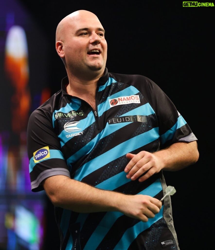 Rob Cross Instagram - Scrappy start but it’s a W. Got away with that one. Onto the next and be better tomorrow folks! ⚡️ @targetdarts @NamosSolutions @pwrbyfluidity @scott_rbs 📸 @_taylorlanningphotography_