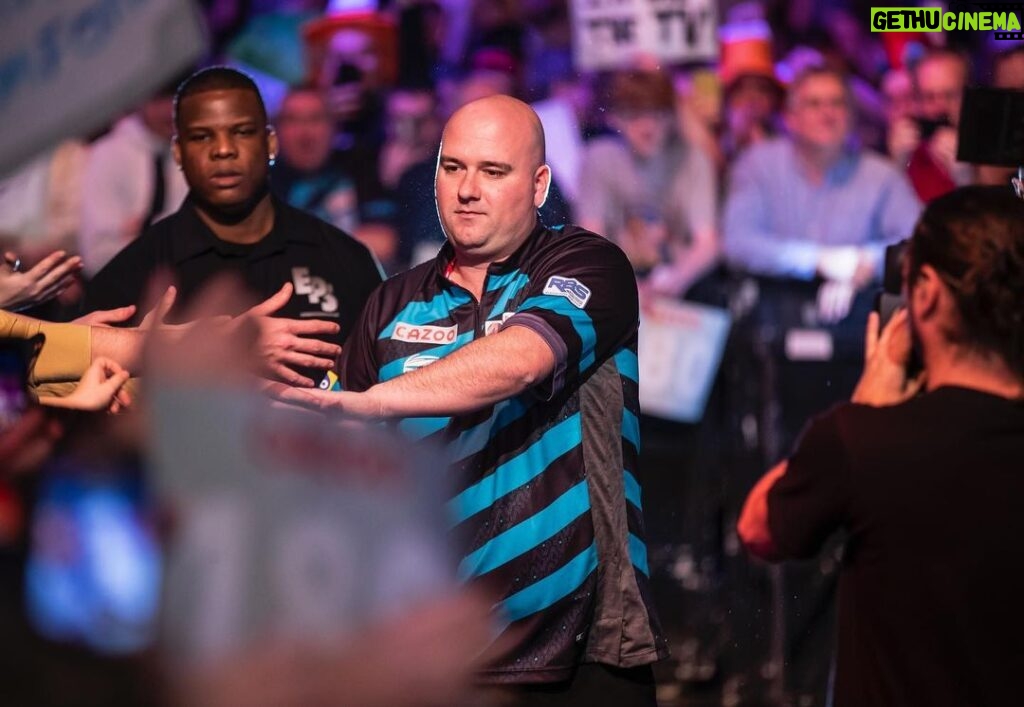 Rob Cross Instagram - 𝙍𝙚𝙖𝙙𝙮 𝙩𝙤 𝙜𝙤…⚡️ Final prep underway for the final Players Championship events in Barnsley for the next two days. It’s non-stop busy for a while now. Love it. @targetdarts @NamosSolutions @pwrbyfluidity @scott_rbs 📸 @_taylorlanningphotography_