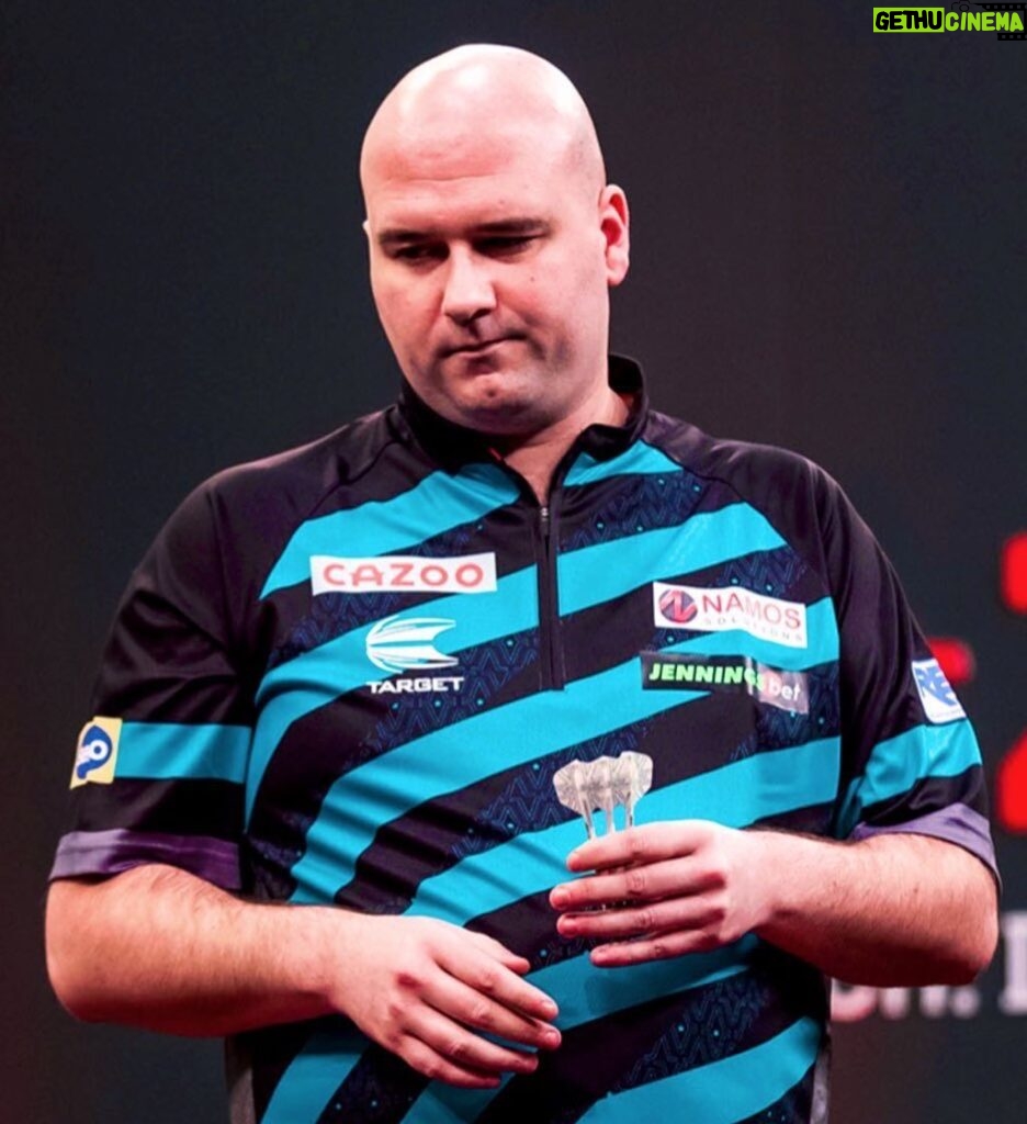 Rob Cross Instagram - So the draw is out and I take on Andrew Gilding at the World Grand Prix. See you next week Leicester! ⚡️ @targetdarts @NamosSolutions @jenningsbetinfo @scott_rbs 📸 @taylanningpix