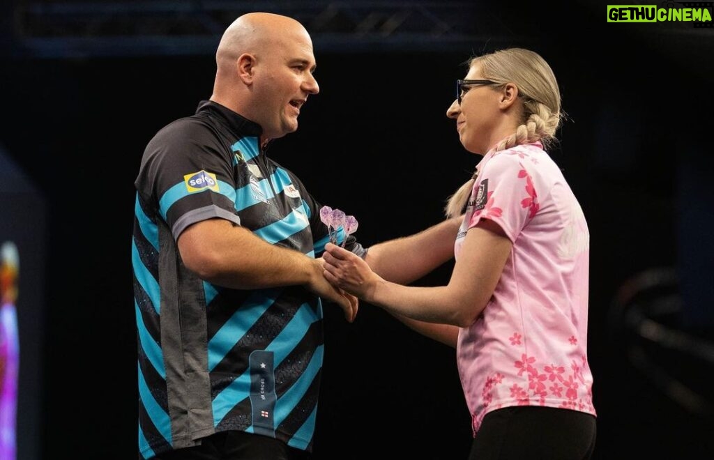 Rob Cross Instagram - Job done. Important win and onto the knockout stages of the Grand Slam. Thanks for all the support, means a lot 🙏⚡️ @targetdarts @NamosSolutions @pwrbyfluidity @scott_rbs 📸 @_taylorlanningphotography_