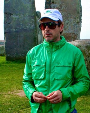 Robert Downey Jr. Instagram - Look, I definitely pass the ‘green test’ here in this #throwback. A celebratory #HappyStPatricksDay to all my brothers, sisters and lovers of all things #green!🍀💚♻️ I’m looking at you @markruffalo 💚

📸: @jimmy_rich