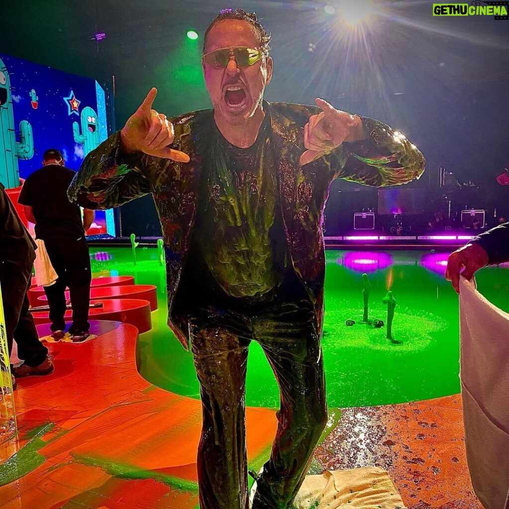 Robert Downey Jr. Instagram - And you thought only the Hulk could turn green! Truly, what an honor to win @KidsChoiceAwards ‘Favorite Movie Actor’...but NONE of this is truly possible without any of YOU. Thank you from the bottom of my green slimed heart!💚 #KCA #hair @davynewkirk #style @jeanneyangstyle 👔 @giorgioarmani 📸: @jimmy_rich
