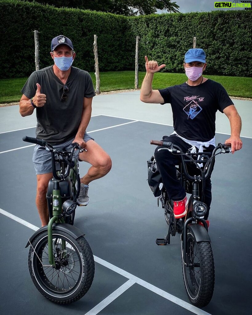 Robert Downey Jr. Instagram - #Brother @chrisccuomo and I #summer lovin’ and appreciating these @radpowerbikes ... #riderad #ebikes #radrunner #eastcoast connection 🙏🏽♥️