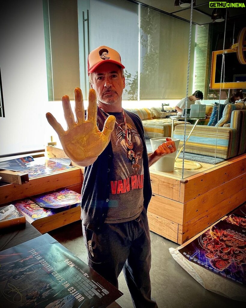 Robert Downey Jr. Instagram - Pulling the old #repulsors out of #retirement for a #good cause... @portmacquariekoalahospital @cobargowildlifesanctuary @awardsfocus #support @australia #Australian #relief (📸 @jimmy_rich ) @vanhalen #vanhalen #natemerritt #jimmyrich #hat Venice