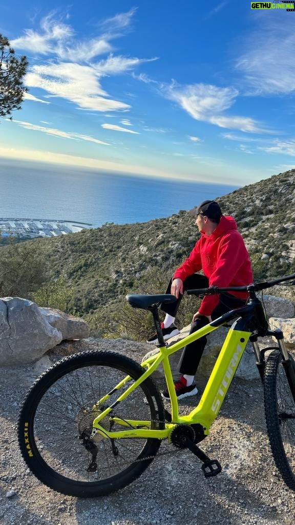 Robert Lewandowski Instagram - Grab your bike for a day filled with joy, laughter, and the simple pleasures of being outdoors 🚵‍♀️ @sm_stormbikes #paidpartnership