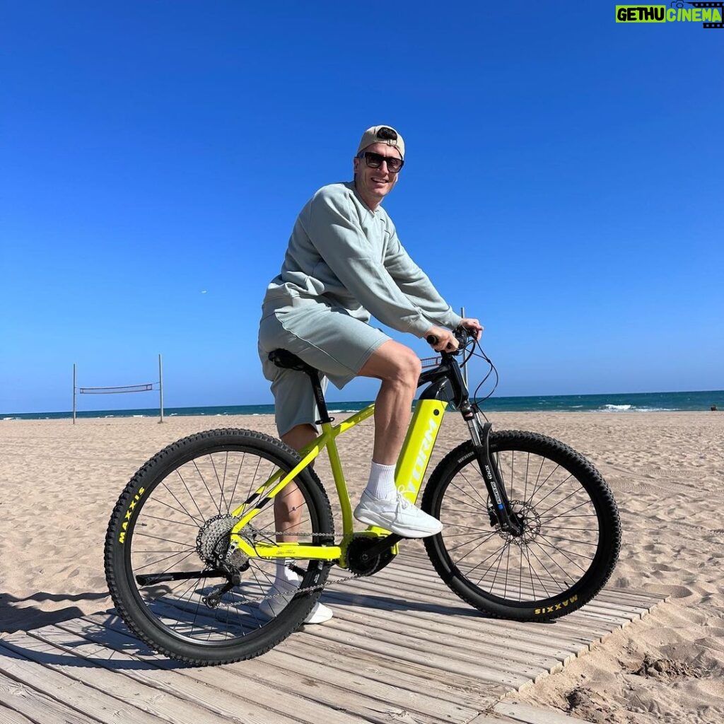Robert Lewandowski Instagram - Summer days on a bike! An amazing way for a bit of physical activity! @sm_stormbikes #stormalwaysahead #paidpartnership
