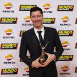 Robert Lewandowski Instagram - I am grateful to receive this award, honoring not only the previous season as a Top Scorer but also my previous achievements 🏆 This achievement is a shared success—a result of teamwork, dedication, and the unwavering support of my teammates, coaches, and fans from all over the world. Thanks for believing in me. This award is yours as much as it is mine. Let’s keep the goals coming! Estoy muy orgulloso por recibir este premio, no solo por ser el máximo goleador de la temporada anterior sino por los éxitos conseguidos anteriormente 🏆 Este reconocimiento es un éxito compartido - resultado del trabajo en equipo, dedicación, y el incondicional apoyo de mis compañeros de equipo, entrenadores y los fans de todo el mundo Gracias por creer en mí. Este premio es tan vuestro como mío. ¡Vamos a por más! @fcbarcelona @mundodeportivo #galaMD