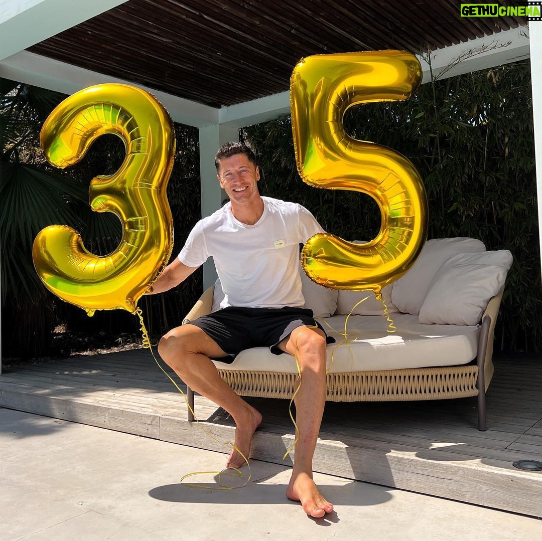 Robert Lewandowski - 1 Million Likes - What a special day it was!
Today, on my 35th birthday, I had the pleasure to attend the celebration of the 60th anniversary of the Bundesliga and I was awarded the "Heroes of 60 years of the Bundesliga" ("Helden 60 Jarhe Bundesliga"). It is a great privilege to be considered among legends like Wolfgang Overath, Karl-Heinz Rummenigge, Matthias Sammer, Felix Magath, Lothar Matthäus and Thomas Müller, and even more so to be the only foreigner in this group. Thank you very much for this award. Playing in the Bundesliga will always be a big part of my life.
Thank you all for birthday wishes, it was an unforgettable day!
