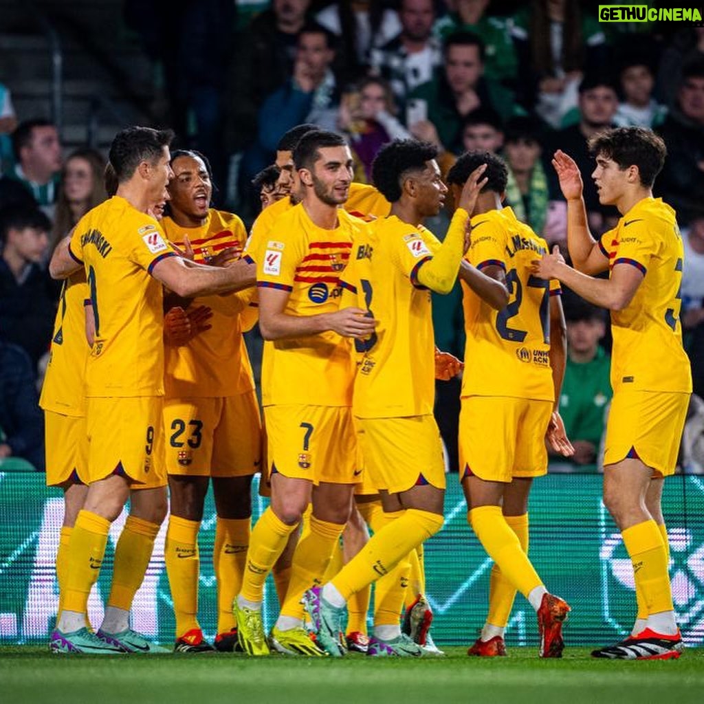 Robert Lewandowski Instagram - Going home with 3 points 💪🏻 Volvemos con los 3 puntos💪🏻 @fcbarcelona