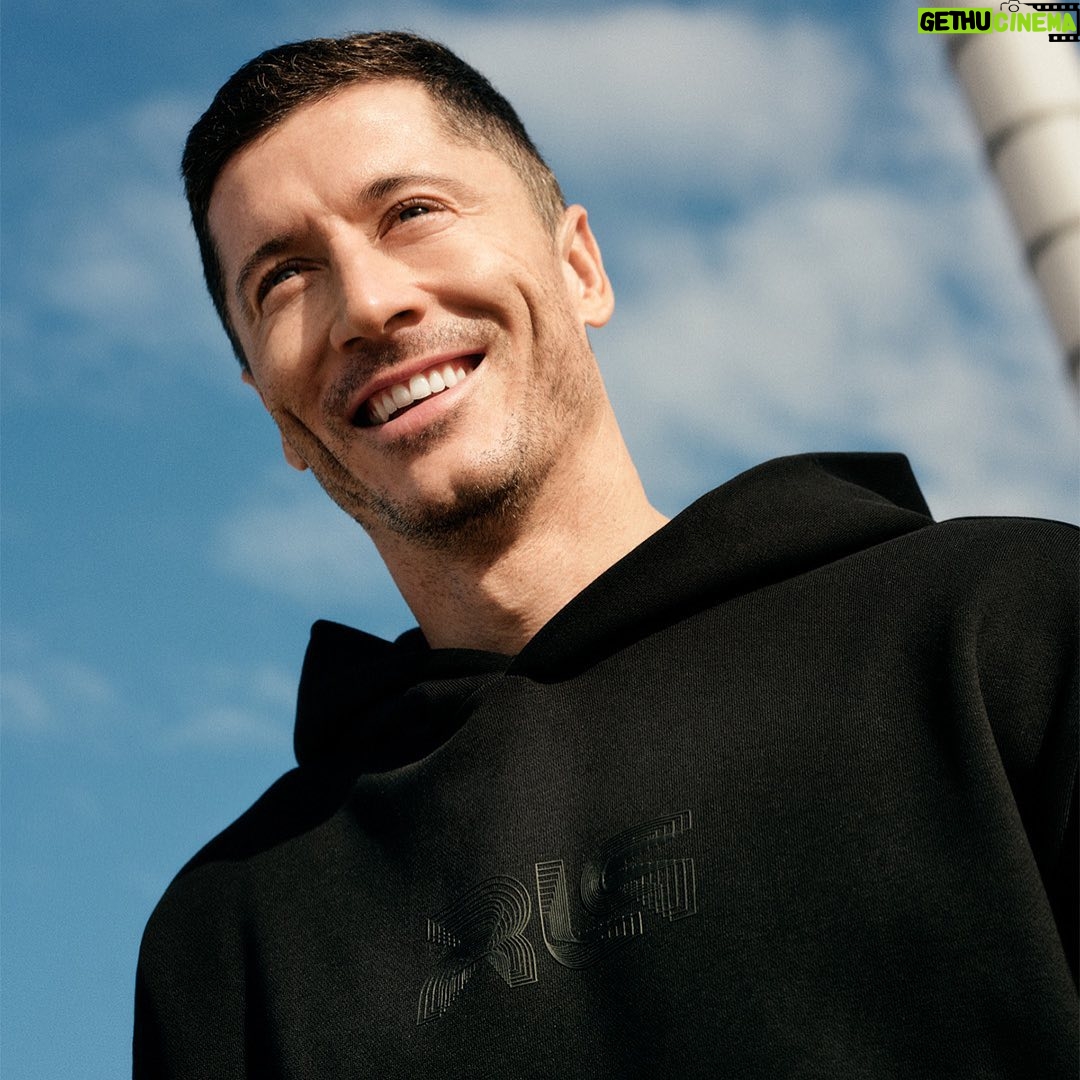 Robert Lewandowski Instagram - Bold graphics, metal badges, premium quality materials 👌 Check out my new collection at @4f_official #4F #4FxRL9 #paidpartnership