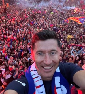 Robert Lewandowski Instagram - What a night!
We are the Champions! 💙❤️

@fcbarcelona