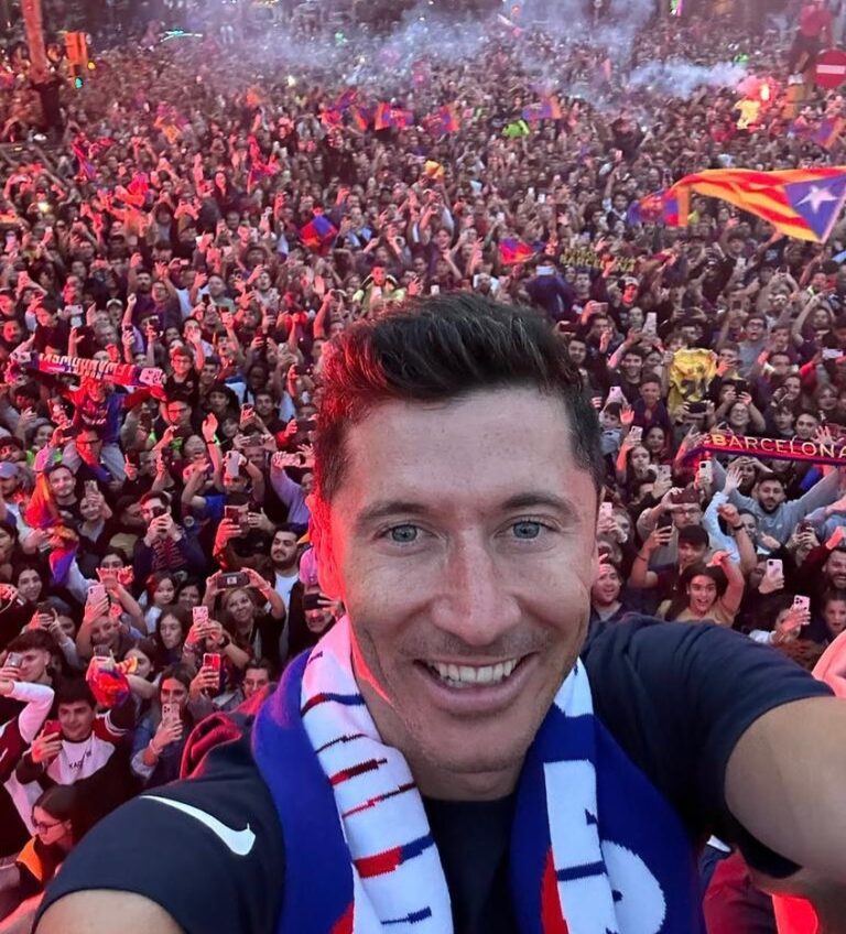 Robert Lewandowski Instagram - What a night! We are the Champions! 💙❤️ @fcbarcelona
