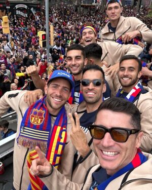 Robert Lewandowski Instagram - Visca el Barça!! 

@fcbarcelona