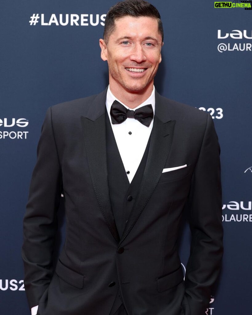 Robert Lewandowski Instagram - This evening, I had a great honour to present The Laureus World Sports Award in Sport for Good category. Let’s keep in mind Nelson Mandela words „Sport can create hope” Congratulations TEAM UP! You are doing an amazing work! @laureussport #laureus23
