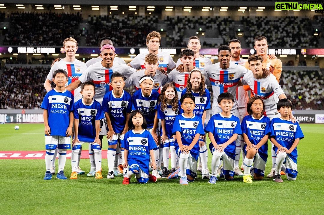 Robert Lewandowski Instagram - Thank you for your hospitality Japan! Unforgettable experience! @fcbarcelona