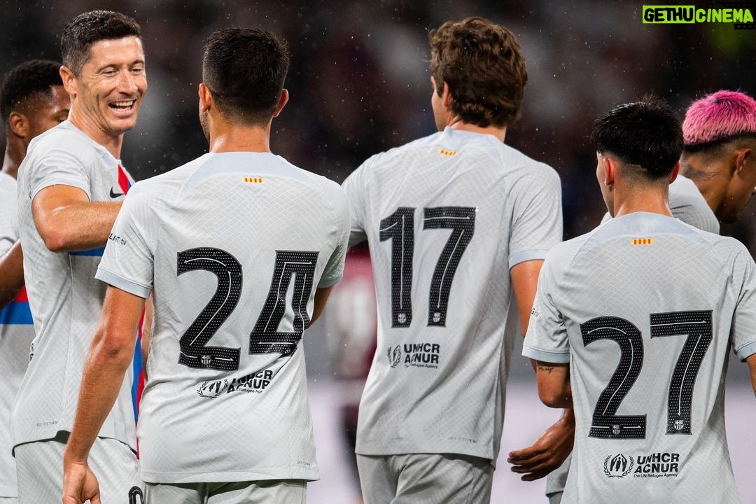 Robert Lewandowski Instagram - Thank you for your hospitality Japan! Unforgettable experience! @fcbarcelona
