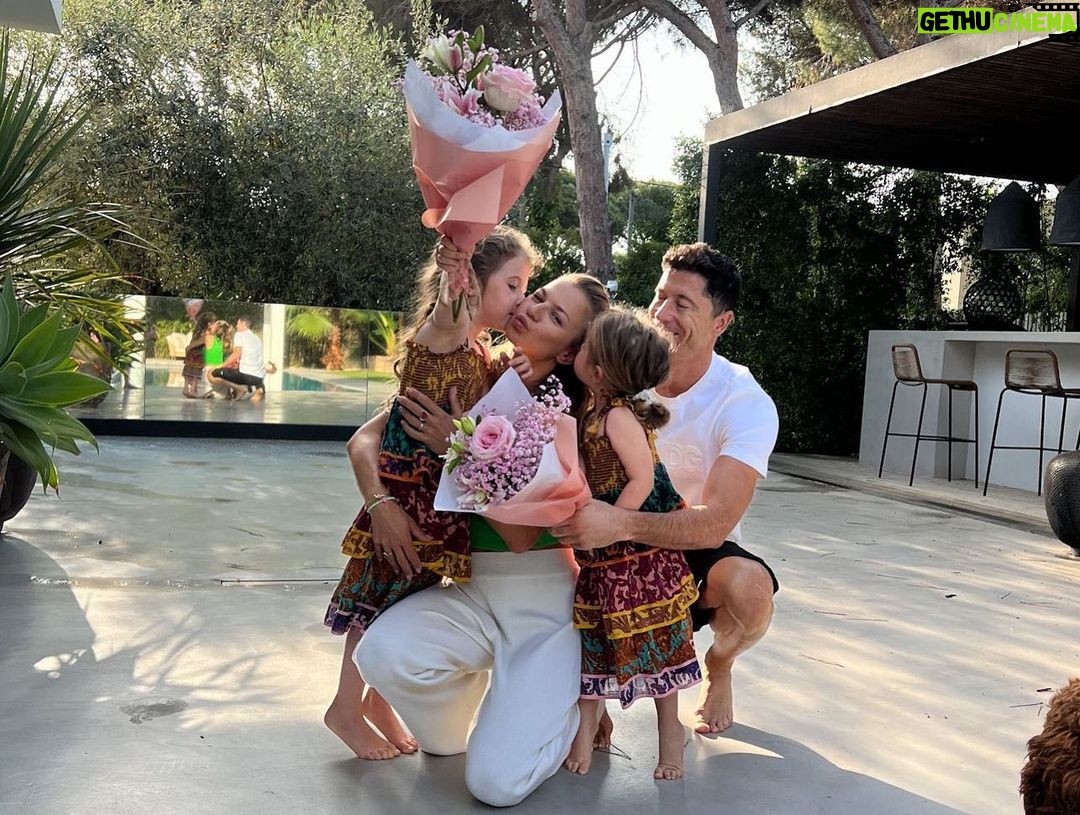 Robert Lewandowski Instagram - Mama, Mom, Mommy, Mother, Superwoman! Happy Mother's Day to all the moms out there!🌷 Mom, your love and guidance have made me who I am today.💜 Dziekuję za wszystko Mamo. Happy Mother’s Day to my beautiful wife @annalewandowska Our family is my greatest joy. You are the most amazing Mother to our daughters💜 Thank you.