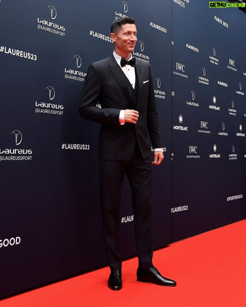 Robert Lewandowski Instagram - This evening, I had a great honour to present The Laureus World Sports Award in Sport for Good category. Let’s keep in mind Nelson Mandela words „Sport can create hope” Congratulations TEAM UP! You are doing an amazing work! @laureussport #laureus23