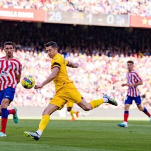 Robert Lewandowski Instagram - +3 points! 
Feliç diada de Sant Jordi!🌹📚

@fcbarcelona