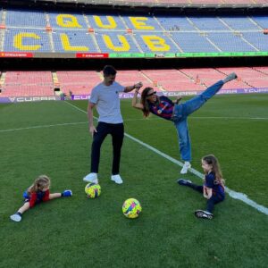 Robert Lewandowski Instagram - +3 points! 
Feliç diada de Sant Jordi!🌹📚

@fcbarcelona