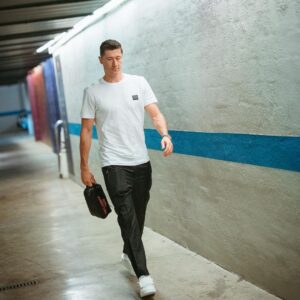 Robert Lewandowski Instagram - +3 points! 
Feliç diada de Sant Jordi!🌹📚

@fcbarcelona