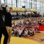 Robert Lewandowski Instagram – Coż to było za spotkanie!
Szkoły Pełne Talentów @lidlpolska 
To dzięki tej akcji razem spełniamy marzenia polskich uczniów oraz pomagamy im rozwinąć ich talenty! Trzymam za was kciuki– wierzę, że zdobędziecie to, o czym marzycie 💪🏻 

@lidlpolska 
#szkolypelnetalentow
#reklama