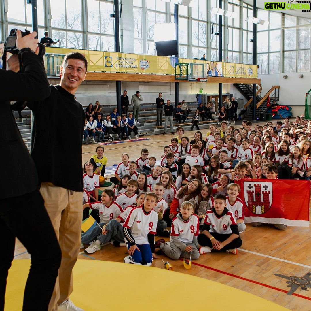 Robert Lewandowski Instagram - Coż to było za spotkanie! Szkoły Pełne Talentów @lidlpolska To dzięki tej akcji razem spełniamy marzenia polskich uczniów oraz pomagamy im rozwinąć ich talenty! Trzymam za was kciuki– wierzę, że zdobędziecie to, o czym marzycie 💪🏻 @lidlpolska #szkolypelnetalentow #reklama