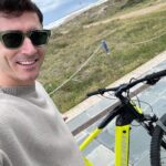 Robert Lewandowski Instagram - 🚴‍♂️ Embrace the Friday vibes with a bike ride. @sm_stormbikes #paidpartnership #reklama