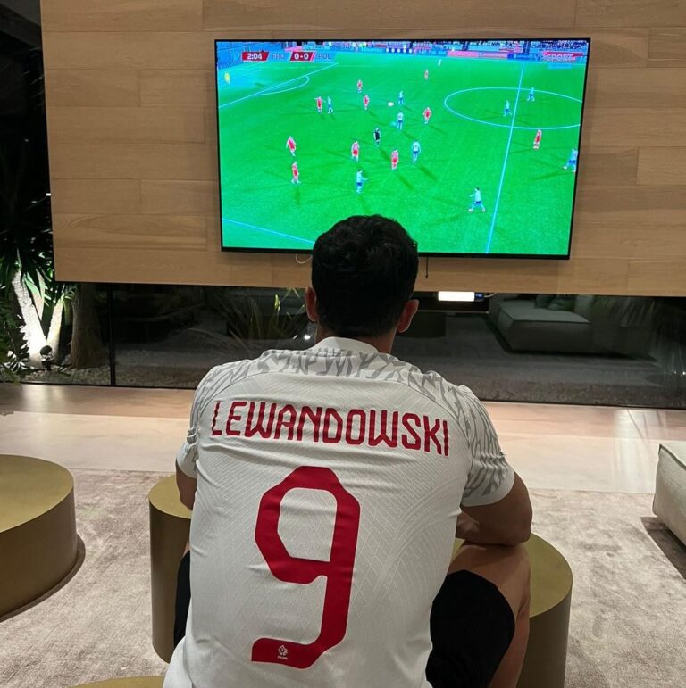 Robert Lewandowski Instagram - Powodzenia! 🇵🇱 @laczynaspilka