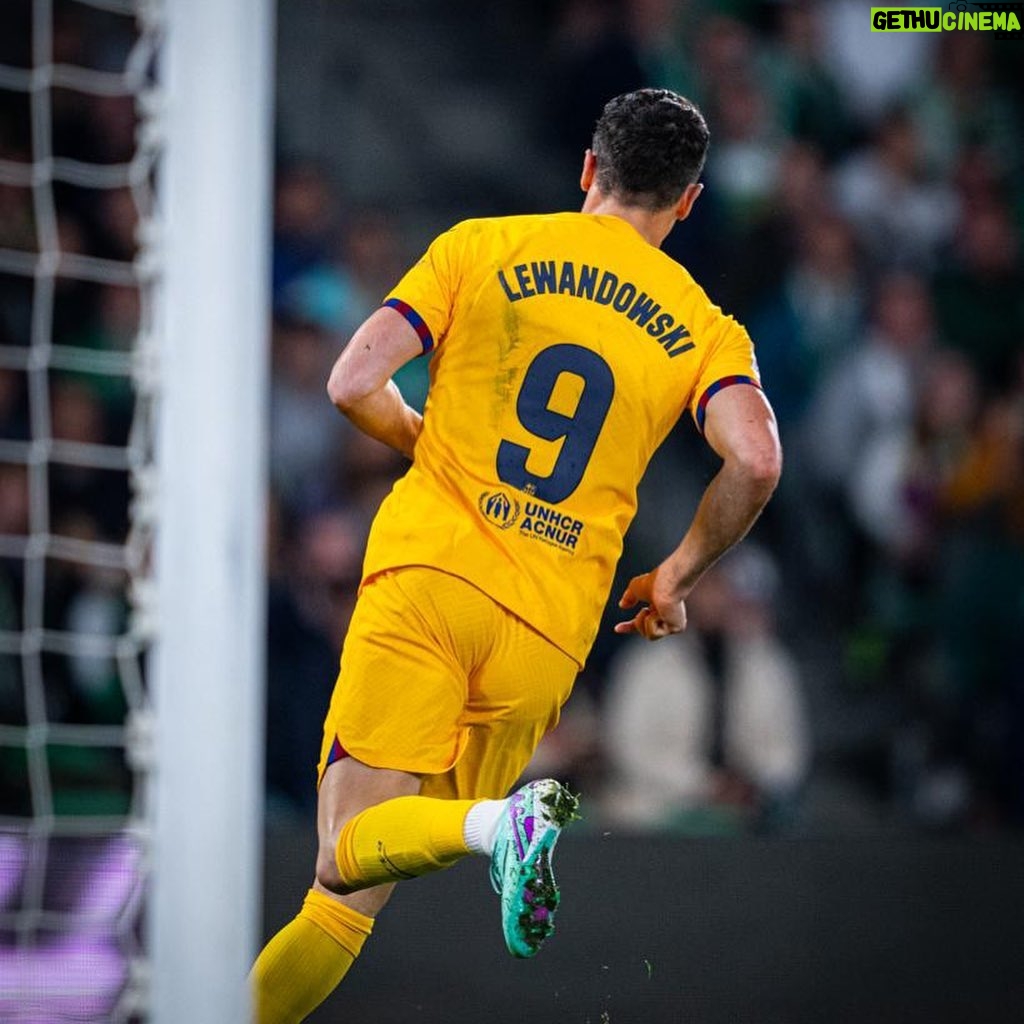 Robert Lewandowski Instagram - Going home with 3 points 💪🏻 Volvemos con los 3 puntos💪🏻 @fcbarcelona