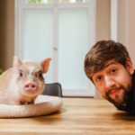 Robin Blase Instagram – All diese süßen Tiere haben schon das neue Video geguckt. Jetzt ihr! Link zum neuen YouTube Video featuring Welpen & Minischwein jetzt auf dem RobBubble Kanal. Link in der Bio! #cuteanimals #animalsofinstagram #animals #pig #puppy