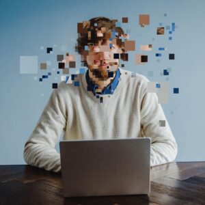 Robin Blase Instagram - #Werbung
Dieses Bild wurde aus Selbstschutz verpixelt und vorher stand hier nur „Dieser Text wurde verschlüsselt“ – ich möchte nämlich im Internet nicht zu viel über mich preisgeben. Also abseits von den Videos, Podcasts, Stories und TikToks. Und den Bildern aus meinem Leben. Aber NICHT MEHR ALS DAS! Denn alle Plattformen wissen eh, wer ich bin – zum Beispiel wenn ich am PC was suche und dann Produktempfehlungen dazu mich bis auf alle Ewigkeit über jegliche Plattformen und sogar auf dem Handy verfolgen? Wir suchen für Drehs teils abstruse Produkte wie „Riesen Bananen Kostüm“ oder „Vagina Kerze“. Das verfolgt mich. Überall. 
Die Lösung: Die Suchmaschine Startpage. Die zeigen Google-Suchergebnisse, speichern, tracken oder teilen dabei aber keine persönlichen Daten oder Suchverläufe. Probierts mal aus – Link in der Bio. #DeineSucheDeinDing #Datenschutz #SicherimNetz @startpage.de