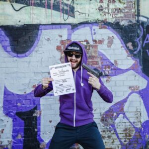 Robin Blase Instagram - Mitabeitah hat es tatsächlich geschafft, dass ihm jemand Geld dafür bezahlt aus der Versenkung zu verschwinden. Der Erfinder von Sellout-Rap ist zurück. Raps für Unternehmen schreiben ist auf jeden Fall whack - und niemand ist whacker als Mitabeitah!
Das neue Video zum geheimen Untergrundhandel auf Telegram, bei dem Influencer Instagram Gewinnspiele verticken (mit exklusiven Mitabeitah Auftritt) ist jetzt online - Link in der Bio!

📸 @johannawittig 
🔫 Natürlich eine Fake Theaterwaffe für den Filmdreh 😅