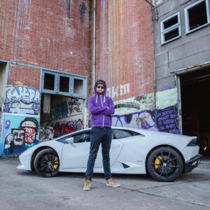 Robin Blase Instagram - Mitabeitah hat jetzt nen Firmenwagen.

#guesswhosback #4JahreSpäter #MitabeitahWarInKurzarbeit #lamborghini #DerSchlechtesteRapperDeutschlands #SelloutRap #soon