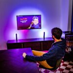 Robin Blase Instagram - #Werbung Als deutscher Top Manager nehme ich nur so Videos ab. Im @richtig__cool Büro rauf auf den Fernseher und dann erstmal die Schnittversion kontrollieren. Dafür hat mir @philipshue extra den neuen Hue Play Gradient Lightstrip und eine HDMI Synchbox geschickt. Damit leuchtet der Fernseher und dank anderen Hue Produkten auch das ganze Büro passend zum Video – und es wirkt alles direkt viel geiler. Das Problem ist nur, dass es bei euch Zuhause dann nicht so aussieht. Kontraproduktiv, wenn man basierend darauf das Video abnimmt… Deswegen mach ich jetzt Werbung für den Hue Play Gradient Lightstrip, dann muss ich bei mir nix ändern, wenn ihr das auch alle nachrüstet. #geinfluenced. Link dazu ist in der Bio. 📸 @johannawittig