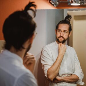 Robin Blase Instagram - Ich muss für den Ernstfall vorbereitet sein. Kommt der nächste Lockdown vor meinem langersehnten Friseur-Termin muss ich meinen Look neu erfinden. #thisismylifenow
Stimmt ab in den Kommentaren für meinen neuen Look:
1: Berliner Hipster Robin
2: 90s Boyband Robin
3: Komm in die WhatsApp-Gruppe Robin
4: Emo Robin
5: Creepy Robin, der nix sehen kann

#frisurentrends #friseur #haarschnitt #haare #lookoftheday #bitteschneidetmirdiehaareab
📸 @johannawittig
