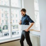 Robin Blase Instagram – #Werbung: Ich habe von @delldeutschland den neuen Dell XPS 13 mit dem neuen #IntelEvo Prozessor von @inteldeutschland bekommen und durfte damit sogar als Stockfoto Modell arbeiten! Hier seht ihr, wie ich in unserem völlig leeren Büro dank geringem Gewicht und langer Akkulaufzeit trotzdem als einer der Top CEOs Deutschlands arbeiten kann, und dabei verdammt gut aussehe (für ein Stockfoto Model). Falls euch interessiert, wieso wir ein komplett neues leeres Büro haben – die Roomtour gibt’s in der Story. Und mehr Infos zum Dell XPS in der Bio. #GetIntoIt #IntelPartner