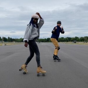 Robin Blase Instagram - Instagram-Sensation @oumi_janta bringt mir #Jamskating bei. Nächste Woche bei @followme.reports. 500k Follower in ein paar Tagen krieg ich dann bestimmt auch hin. Schaut vorbei! 

#jamskate #rollerskate #rollerskating #summer