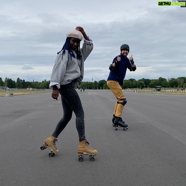 Robin Blase Instagram - Instagram-Sensation @oumi_janta bringt mir #Jamskating bei. Nächste Woche bei @followme.reports. 500k Follower in ein paar Tagen krieg ich dann bestimmt auch hin. Schaut vorbei! #jamskate #rollerskate #rollerskating #summer