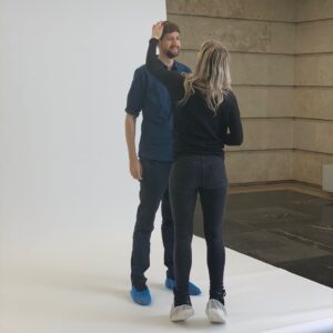 Robin Blase Instagram - #Werbung
Mode-Trend auf Instagram: Stylische Schuh-Schützer. 
Diese Fotowand hat viel Geld gekostet! Deswegen darf sie nicht schmutzig werden. Hat das @bundesfinanzministerium gesagt. 
Vor dieser – immer noch komplett weißen! – Fotowand hab ich das Thema Grundsteuer & die kommende Reform erklärt. 
Das Thema ist tatsächlich auch für Mieter interessant. Guckt mal rein – Link in der Bio!